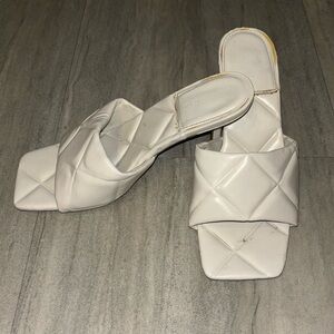 ☀️🛍️ 3/$10 White Square Toe Heels ☀️🛍️